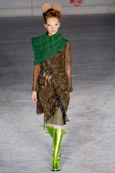 Look 16